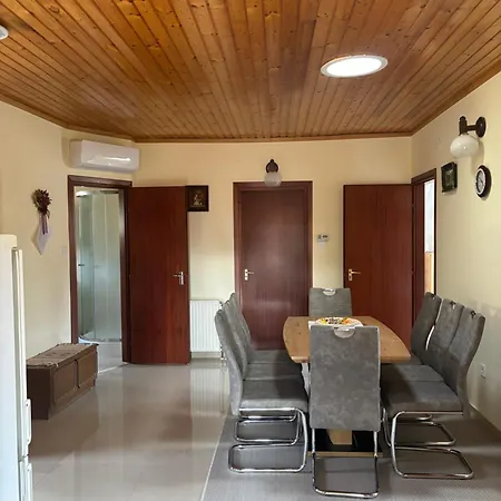 Otto Vendeghaz Apartment *